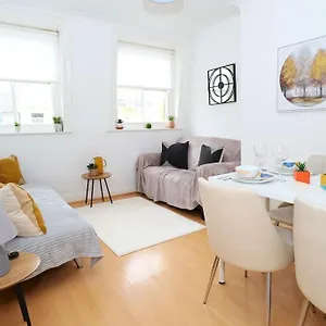 https://stylish-sea-front-2-bed-apartment-for-6-guests.brighton-hotels-england.com